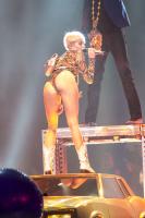 miley_cyrus_performs_at_bangerz_tour_in_vancouver_10.jpg
