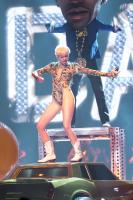 miley_cyrus_performs_at_bangerz_tour_in_vancouver_14.jpg