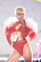 miley_cyrus_performs_at_bangerz_tour_in_vancouver_21.jpg
