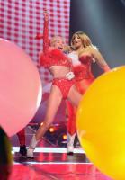 miley_cyrus_performs_at_bangerz_tour_in_vancouver_29.jpg