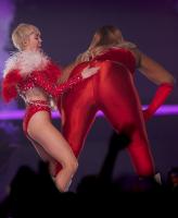 miley_cyrus_performs_at_bangerz_tour_in_vancouver_40.jpg