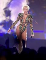 miley_cyrus_performs_at_bangerz_tour_in_vancouver_44.jpg
