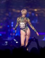 miley_cyrus_performs_at_bangerz_tour_in_vancouver_46.jpg