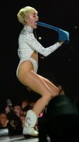 miley_cyrus_performs_at_bangerz_tour_in_vancouver_47.jpg