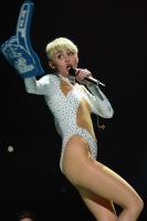miley_cyrus_performs_at_bangerz_tour_in_vancouver_49.jpg