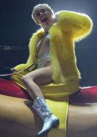 miley_cyrus_performs_at_bangerz_tour_in_vancouver_53.jpg