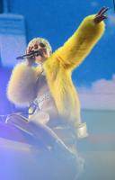 miley_cyrus_performs_at_bangerz_tour_in_vancouver_54.jpg