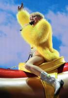 miley_cyrus_performs_at_bangerz_tour_in_vancouver_56.jpg