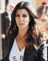 kim_kourthey_and_khloe_kardashian_on_the_set_of_keep_up_with_the_kardashians_4.jpg