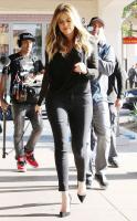 kim_kourthey_and_khloe_kardashian_on_the_set_of_keep_up_with_the_kardashians_18.jpg