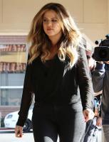 kim_kourthey_and_khloe_kardashian_on_the_set_of_keep_up_with_the_kardashians_19.jpg