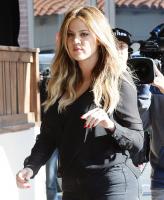 kim_kourthey_and_khloe_kardashian_on_the_set_of_keep_up_with_the_kardashians_23.jpg