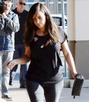 kim_kourthey_and_khloe_kardashian_on_the_set_of_keep_up_with_the_kardashians_25.jpg