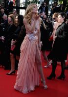 Doutzen_Kroes_blew_kisses_crowd_during_premiere_Le_Passe.jpg