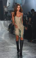 izabel_goulart_at_h_m_fashion_show_in_paris_4.jpg