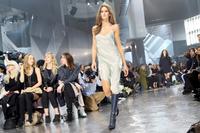 izabel_goulart_at_h_m_fashion_show_in_paris_14.jpg