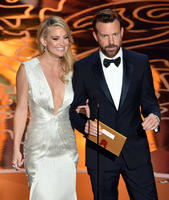 Kate_Hudson_Jason_Sudeikis_walked_arm_arm.jpg