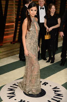 Selena_Gomez_bared_some_leg__1_.jpg