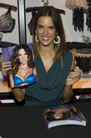 Alessandra_Ambrosio_at_Victorias_Secret_Store_2.jpg