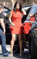 kim_kardashian_arrives_at_a_studio_in_los_angeles_5.jpg