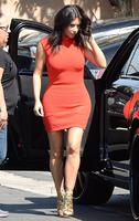 kim_kardashian_arrives_at_a_studio_in_los_angeles_8.jpg