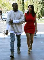 1412475_kim_kardashian_et_son_fiance_kanye_950x0_1.jpg