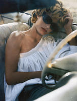 ambervalletta_vogueuk_mar05_lauriebartley_008_vi.jpg