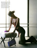 12268_VogueParis_Abril2005_phMarioSorrenti_CarolynMurphy_06_122_745lo.jpg