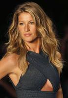 Gisele_Bundchen__Catwalk_at_Colcci_Summer_2015_Fashion_Show__02.jpg