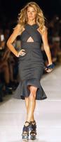 Gisele_Bundchen__Catwalk_at_Colcci_Summer_2015_Fashion_Show__07.jpg
