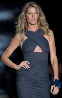 Gisele_Bundchen__Catwalk_at_Colcci_Summer_2015_Fashion_Show__14.jpg