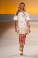Candice_Swanepoel_Sao_Paulo_Fashion_Week_040314_9.jpg