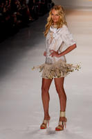 Candice_Swanepoel_Sao_Paulo_Fashion_Week_040314_13.jpg