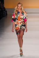 candice_swanepoel_on_the_runway_at_sao_paulo_fashion_week_2.jpg