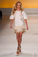 candice_swanepoel_on_the_runway_at_sao_paulo_fashion_week_11.jpg