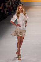 candice_swanepoel_on_the_runway_at_sao_paulo_fashion_week_12.jpg