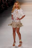 candice_swanepoel_on_the_runway_at_sao_paulo_fashion_week_13.jpg
