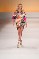 candice_swanepoel_on_the_runway_at_sao_paulo_fashion_week_15.jpg
