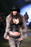 1394322_irina_shayk_walks_the_runway_during_the_950x0_1.jpg