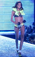 vs_2006_show_izabel_goulart11.jpg