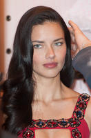 candice_swanepoel_and_adriana_lima_work_it_good_8.jpg