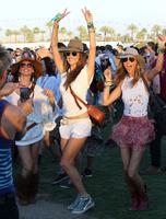 alessandra_ambrosio_at_2014_coachella_music_and_arts_festival_in_indio_4.jpg