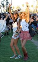alessandra_ambrosio_at_2014_coachella_music_and_arts_festival_in_indio_7.jpg