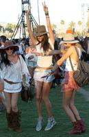 alessandra_ambrosio_at_2014_coachella_music_and_arts_festival_in_indio_8.jpg