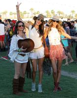 alessandra_ambrosio_at_2014_coachella_music_and_arts_festival_in_indio_9.jpg