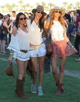 alessandra_ambrosio_at_2014_coachella_music_and_arts_festival_in_indio_10.jpg