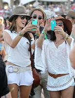 alessandra_ambrosio_at_2014_coachella_music_and_arts_festival_in_indio_11.jpg