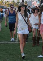 alessandra_ambrosio_at_2014_coachella_music_and_arts_festival_in_indio_12.jpg