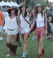 alessandra_ambrosio_at_2014_coachella_music_and_arts_festival_in_indio_15.jpg