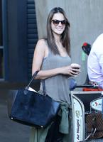 alessandra_ambrosio_arrives_at_airport_in_sydney_2.jpg